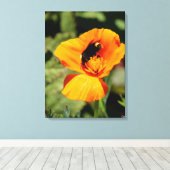 Bumble Bee Wilde Bloemen Canvasprint Canvas Afdruk (Insitu (Houten vloer))