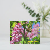 Bumble Bee zweeft boven Lilacs Briefkaart (Staand voorkant)
