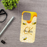 Bumble bees honingraat honingraat druppelmonogram iPhone 16 pro hoesje<br><div class="desc">Gele,  witte achtergrond met een bijenhoningraatpatroon en vrolijk lachende hommels. Verdroogd met zoete gouden honing die druppelt. Pas jouw naam en monogram initialen,  gouden en zwarte letters aan en voeg toe. De naam wordt geschreven met een handgeschreven stijlmanuscript met letters.</div>