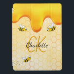 Bumble bees honingraat honingraat druppelmonogram iPad pro cover<br><div class="desc">Gele,  witte achtergrond met een bijenhoningraatpatroon en vrolijk lachende hommels. Verdroogd met zoete gouden honing die druppelt. Pas jouw naam en monogram initialen,  gouden en zwarte letters aan en voeg toe. De naam wordt geschreven met een handgeschreven stijlmanuscript met letters.</div>