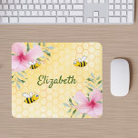 Bumble bees yellow honeycomb roze florals name muismat<br><div class="desc">Gele,  witte achtergrond met een honingraatpatroon. Gedemoreerd met roze tropische bloemen,  hibiscus en gelukkige hommels. Jouw namen die met een groen handgeschreven stijlmanuscript worden geschreven. Ideaal voor je zomerwerkruimte,  kantoor!</div>