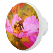 Bumble bei on roze Cosmos Flower Abstract Keramische Knop (Rechts)