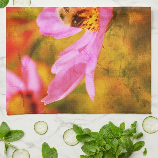 Bumble bei on roze Cosmos Flower Abstract Theedoek (Gevouwen)