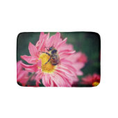 Bumble bei on roze Daisy Flower 2 Badmat (Voorkant)