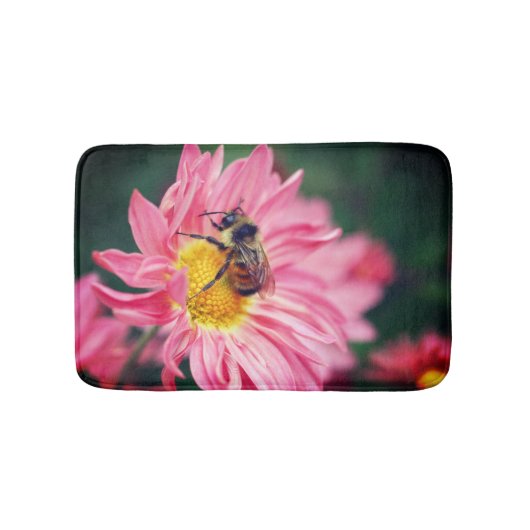Bumble bei on roze Daisy Flower 2 Badmat (Voorkant)