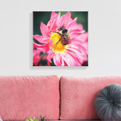 Bumble bei on roze Daisy Flower 2 Canvas Afdruk (Insitu (Woonkamer))