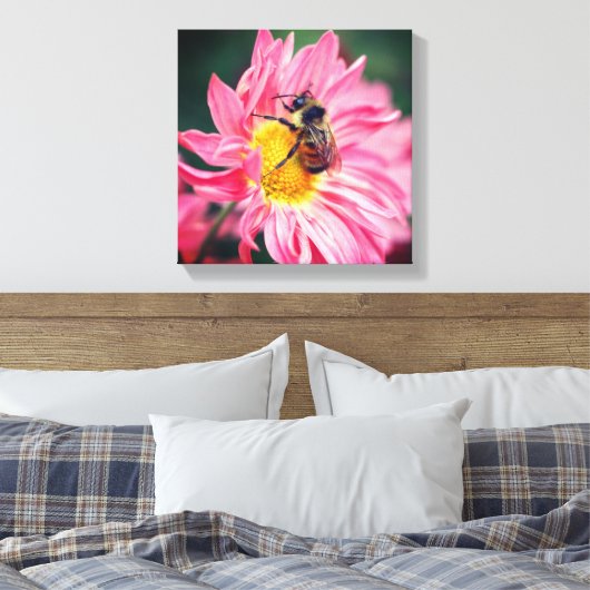 Bumble bei on roze Daisy Flower 2 Canvas Afdruk (Insitu (Slaapkamer))