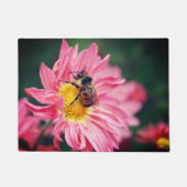 Bumble bei on roze Daisy Flower 2 Deurmat (Voorkant)
