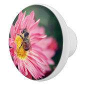 Bumble bei on roze Daisy Flower 2 Keramische Knop (Rechts)