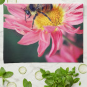 Bumble bei on roze Daisy Flower 2 Theedoek (Gevouwen)