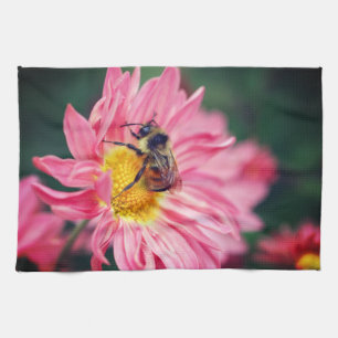 Bumble bei on roze Daisy Flower 2 Theedoek