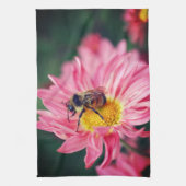 Bumble bei on roze Daisy Flower 2 Theedoek (Verticaal)