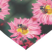 Bumble bei on roze Daisy Flower Abstract Korte Tafelloper (Hoek)
