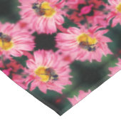 Bumble bei on roze Daisy Flower Abstract Tafelkleed (Gekanteld)