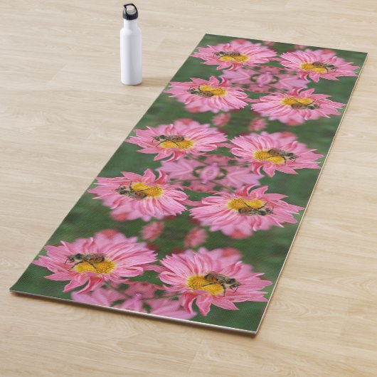 Bumble bei on roze Daisy Flower Abstract Yogamat (In situ)