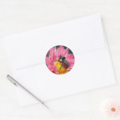 Bumble bei on roze Daisy Flower Ronde Sticker (Envelop)