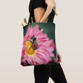 Bumble bei on roze Daisy Flower Tote Bag (Dichtbij)