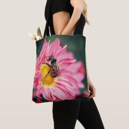 Bumble bei on roze Daisy Flower Tote Bag