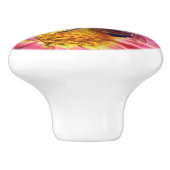 Bumble bei on roze Daisy Flower Up Keramische Knop (Zijkant)