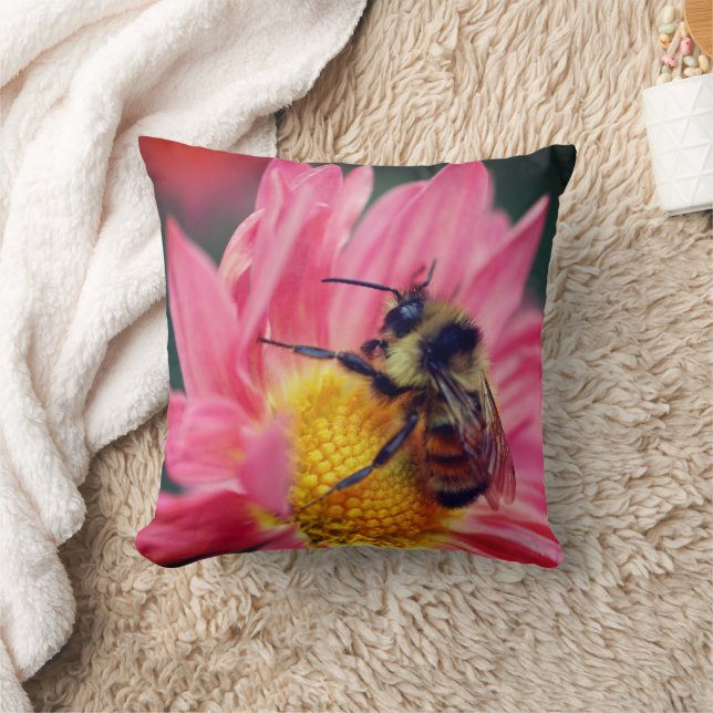 Bumble bei on roze Daisy Flower Up Kussen (Deken)