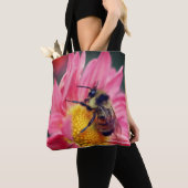 Bumble bei on roze Daisy Flower Up Tote Bag (Dichtbij)