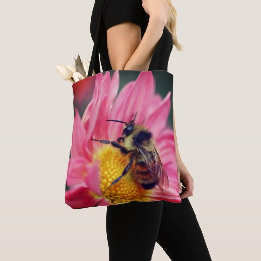Bumble bei on roze Daisy Flower Up Tote Bag (Dichtbij)