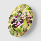 Bumble bei on roze flower close up  ronde klok (Hoek)