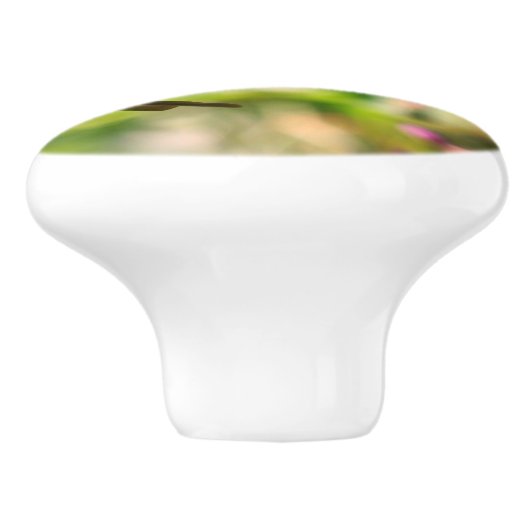 Bumble bei on roze flower keramische knop (Zijkant)