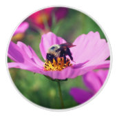 Bumble bei on roze kosmos keramische knop (Voorkant)