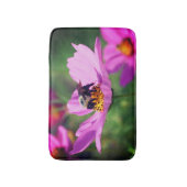 Bumble bei on roze kosmos raakt dicht badmat (Voorkant Verticaal)