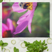 Bumble bei on roze kosmos theedoek (Gevouwen)