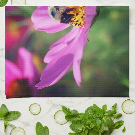 Bumble bei on roze kosmos theedoek (Gevouwen)