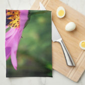 Bumble bei on roze kosmos theedoek (Quarter Fold)