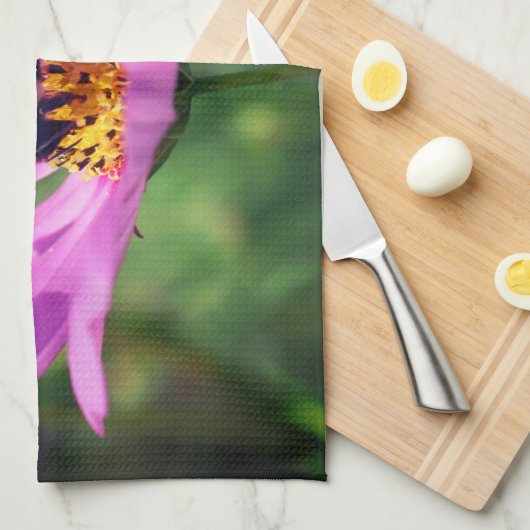 Bumble bei on roze kosmos theedoek (Quarter Fold)