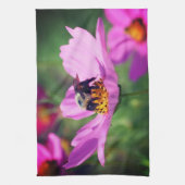 Bumble bei on roze kosmos theedoek (Verticaal)