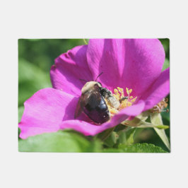Bumble bei on roze Rose Natuur Deurmat