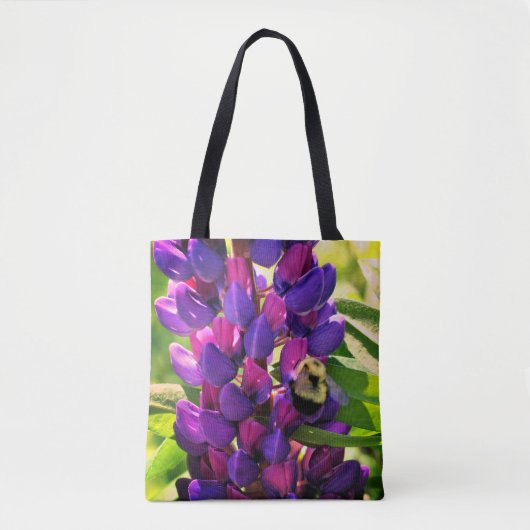 Bumble bei on Wild Lupine Flower Close Tote Bag (Voorkant)