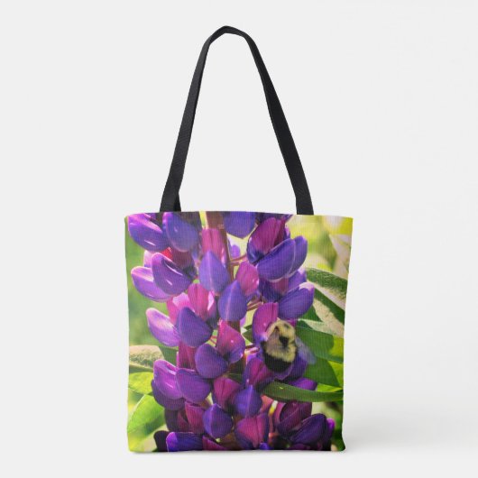 Bumble bei on Wild Lupine Flower Close Tote Bag (Achterkant)