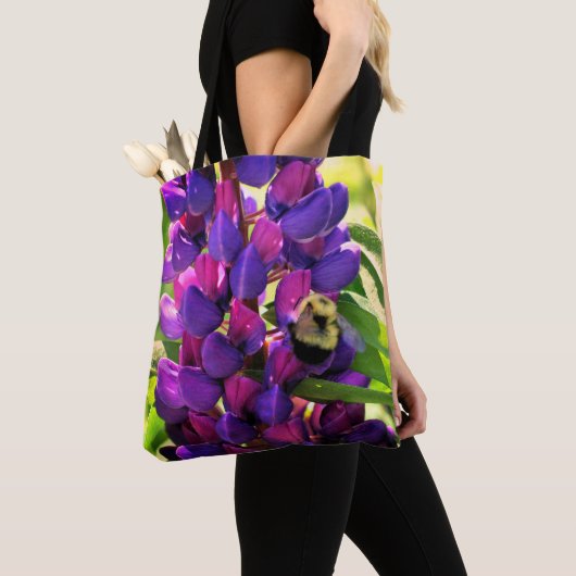 Bumble bei on Wild Lupine Flower Close Tote Bag (Dichtbij)