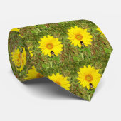Bumble bei op een zonnebloem stropdas (Opgerold)