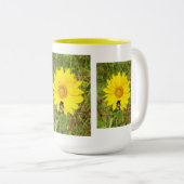 Bumble bei op een zonnebloem tweekleurige koffiemok (Voorkant rechts)