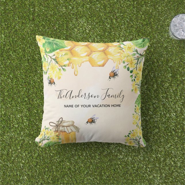 Bumble beien honey yellow florals family monogram buitenkussen (Gras)