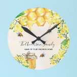 Bumble beien honey yellow florals family monogram ronde klok<br><div class="desc">Stommelbijen,  gele floralen en druppelhoning van honingraat. Pas jouw naam aan en voeg de naam van uw vakantiehuis in de zomer toe.</div>