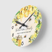 Bumble beien honey yellow florals family monogram  ronde klok (Hoek)