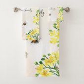 Bumble beien honey yellow florals monogram bad handdoek (Insitu)