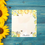 Bumble beien honey yellow florals monogram notitieblok<br><div class="desc">Stommelbijen,  gele floralen en druppelhoning uit een honingraat. Pas een naam aan en voeg deze toe. De naam wordt geschreven in zwart met modern handgeschreven stijlmanuscript met letters.</div>