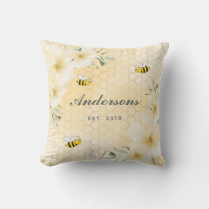 Bumble beien yellow honeycomb floral monogram buitenkussen