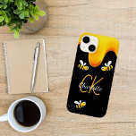 Bumble bijen zwart honingdruppelmonogram Case-Mate iPhone 14 hoesje<br><div class="desc">Een stijlvolle zwarte achtergrond en vrolijke glimlachende hommels. Verdroogd met zoete gouden honing die druppelt. Pas jouw naam en monogram initialen,  gouden en witte letters aan en voeg toe. De naam wordt geschreven met een handgeschreven stijlmanuscript met letters.</div>