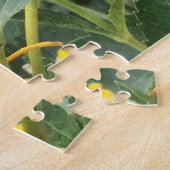 Bumblebee, die een gele bloem bestuift legpuzzel (Zijkant)