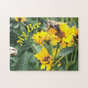 Bumblebee, die een gele bloem bestuift legpuzzel